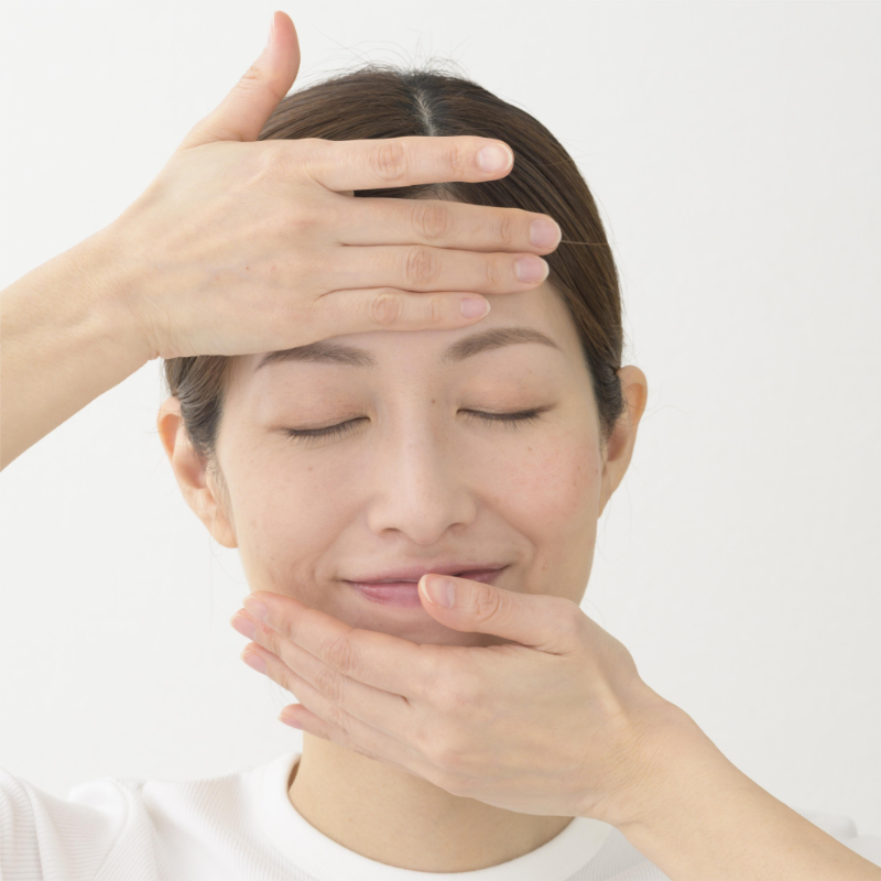 両手に広げ、内から外へ優しくなじまる